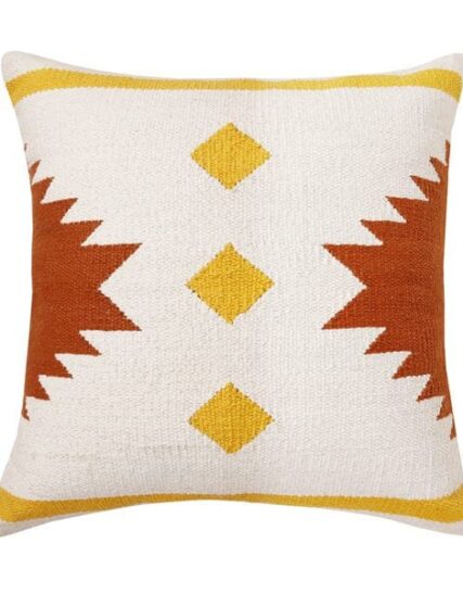 cojin con patron tribal en amarillo canario, beige y rojo