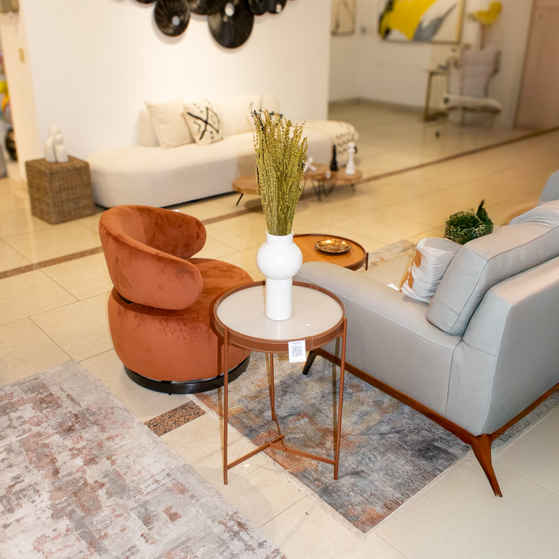 Mesa Lateral Aqua: Diseño moderno con revestimiento sintético y patas de metal