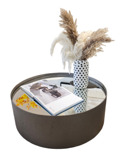 Mesa de centro Livia: Elegancia sofisticada con base de madera o grafito y tapa de vidrio esmerilado o espejo.