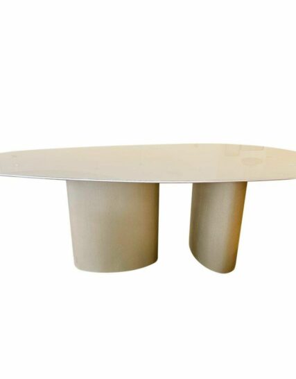 Mesa Comedor Scarlet 270: Mesa de comedor con diseño triangular redondeado