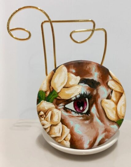 escultura surrealista ojo y flores