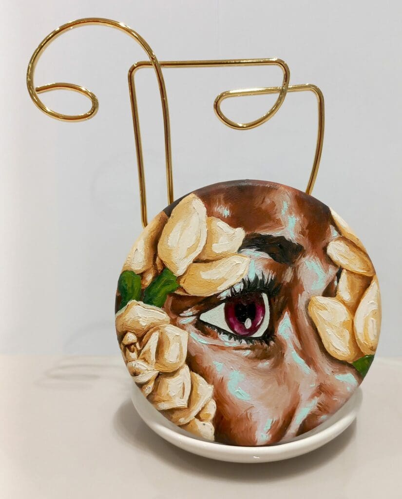 escultura surrealista ojo y flores