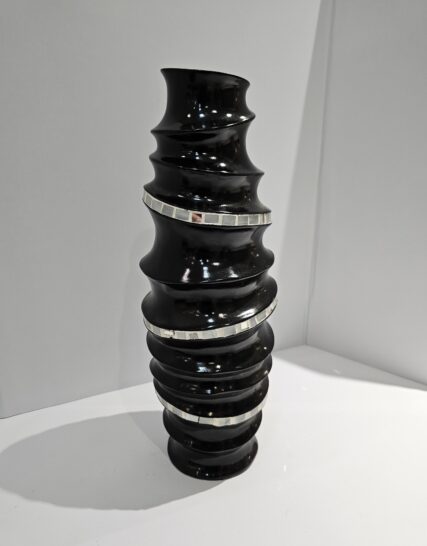 Florero Negro Alto con Incrustaciones en Espejo