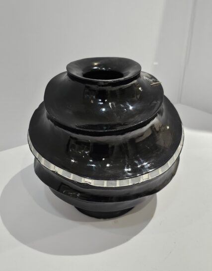 Florero Negro Bajo con Incrustaciones en Espejo