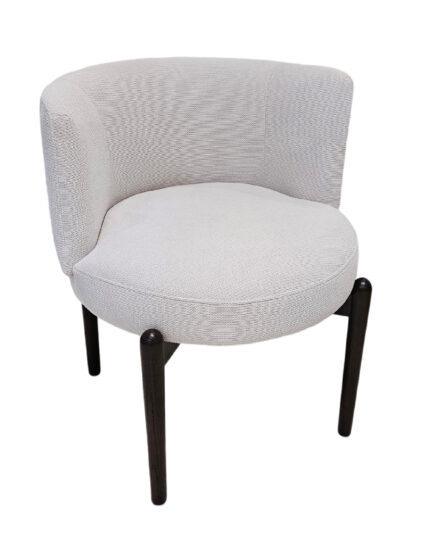 Silla Fork: Diseño sofisticado con soporte cómodo y tapizado suave en color elegante.