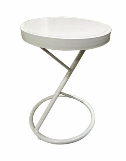 Mesa Lateral Arun: Diseño lineal y resistente, ideal para ambientes al aire libre con gran durabilidad.