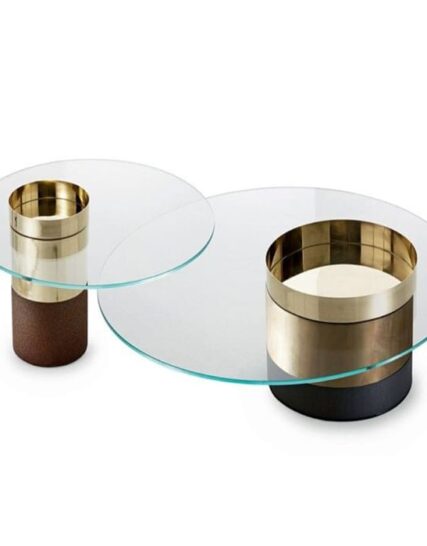 Set de Mesas Maadai: Diseño contemporáneo con vidrio claro y patas de metal en acabado refinado