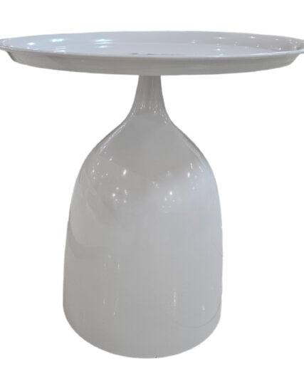 Mesa Lateral Ayra: Diseño compacto y elegante con base creativa, ideal para cualquier espacio moderno.