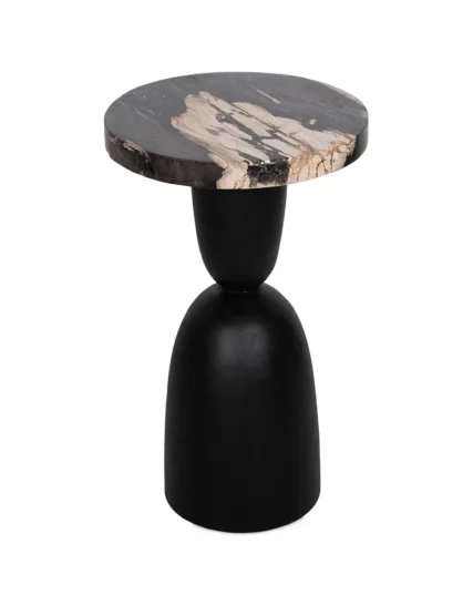 Mesa decorativa orgánica negro: Elegante mesa lateral con madera petrificada y diseño sofisticado.